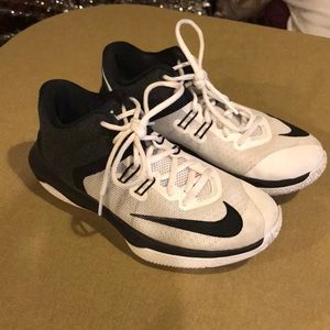 Nike Air Versitile II women’s basketball shoes